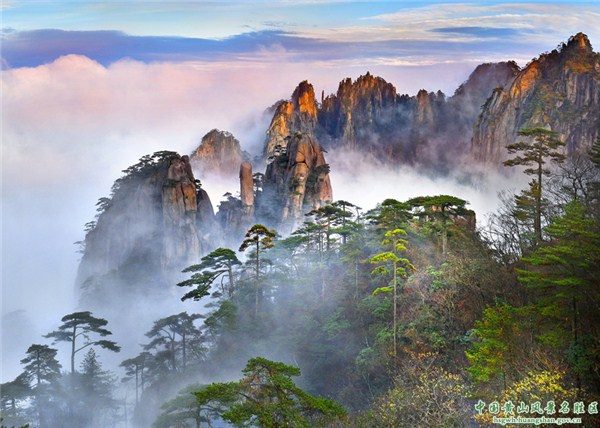 黄山云海从峡谷间升起的峰林景象